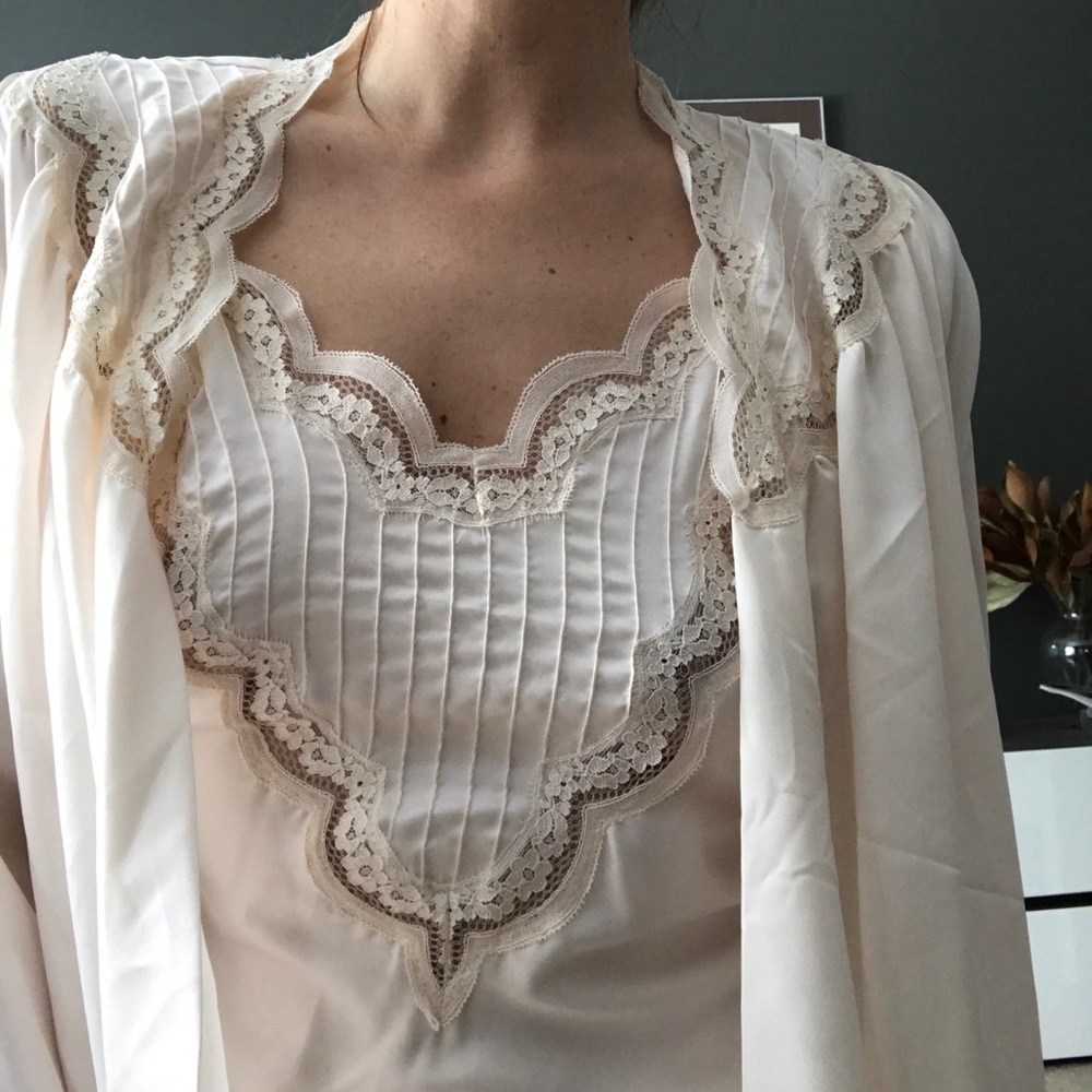 3/$60 Beautiful 80s vintage peignoir set